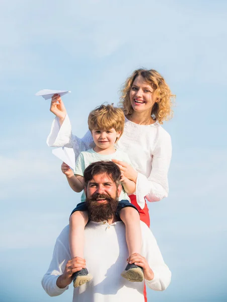 Père mère et fils dans le parc. Joyeux famille souriant et câlin. Papa maman et bébé fils jouent ensemble à l'extérieur. Père mère et fils camping . — Photo