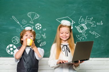 Okulda gülümseyen neşeli bir ruh hali. Sınıfta küçük bir kızla birlikte küçük tatlı bir anaokulu çocuğu. Birinci sınıf..