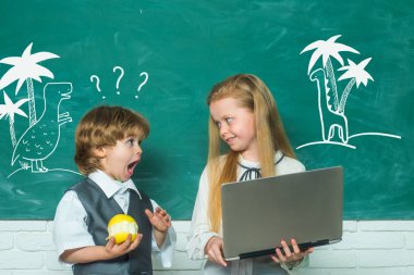 İlkokuldan çocuklar. Okul bahçesindeki ilkokuldan bir oğlan ve kız. Okul çocukları. Sınıfta küçük kız ve erkek çift.