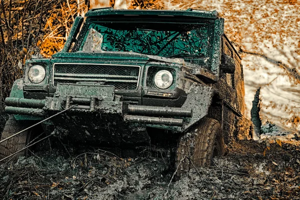 Jeep ao ar livre aventuras. Arrastar carro de corrida queima borracha. Extremo. Pneus em preparação para a corrida. Movimento as rodas pneus e off-road que vai para a poeira . — Fotografia de Stock