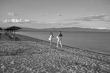 plaj zamanı rahatlayın. aşık mutlu çift ile gün batımında plaj.