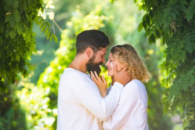 Aşka güven. Mutlu aşıklar için samimi anlar. Aşık şehvetli bir çiftin romantik portresi. Şehvetli çift birbirlerinin dudaklarını hissetmek için daha yakın oluyor. Retro eski tarzda çift.