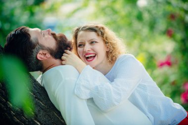 Aşık şehvetli bir çiftin romantik portresi. Aşık insanlar. Aşkta samimiyet ve şefkat. Şehvetli bir ilişki. Genç ihale sevgilisi şehvetli seksi bayan yumuşak cilt dokunmadan sahiptir.