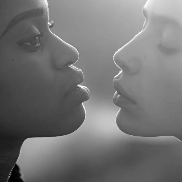 Las mujeres jóvenes pucheros labios para besar, maquillaje — Foto de Stock