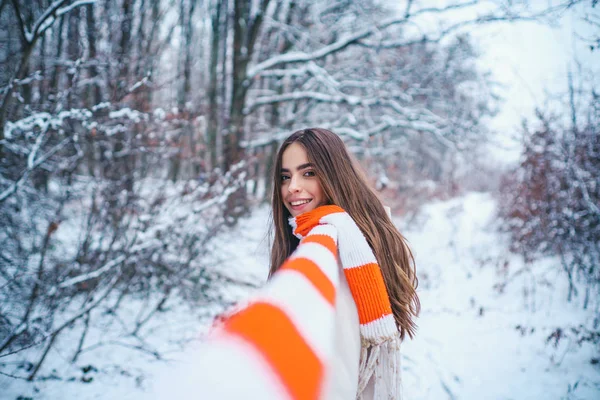 冬の雪景色の中で若い女性の冬の肖像画。雪の中で自分自身を暖めようとしている若い女性の肖像. — ストック写真