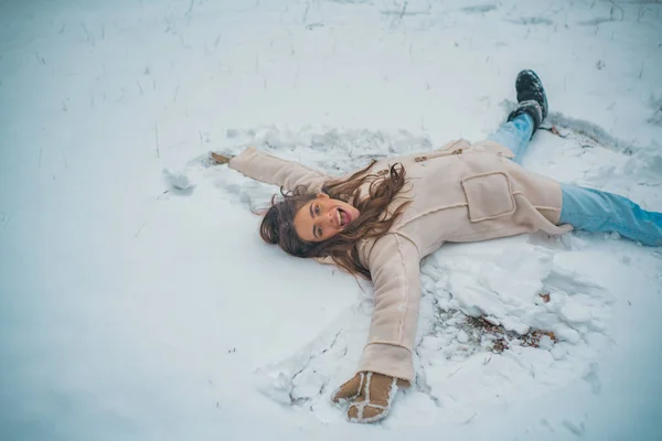 Snövit vinter skönhet mode koncept. Njuter av naturen vintertid. Vacker flicka i snö. Vinterhumör. — Stockfoto