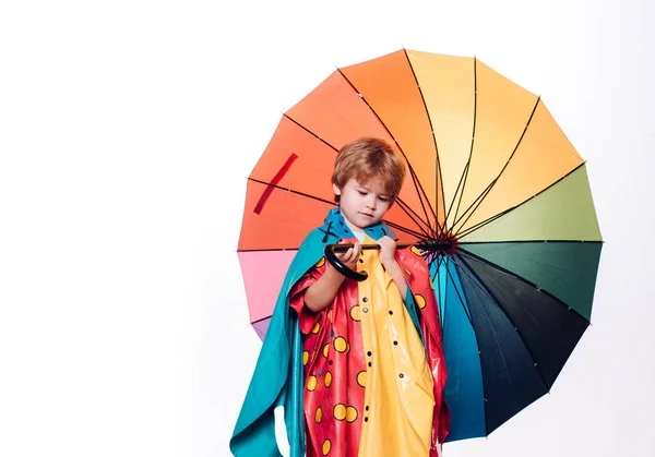 Petit garçon avec parapluie de couleur arc-en-ciel isolé sur fond blanc. Vente pour toute la collection d'automne, des réductions incroyables et un choix merveilleux. Parapluie nuage. Concept de pluie . — Photo