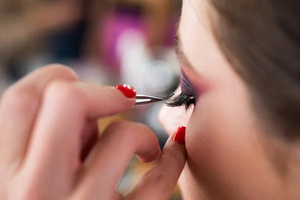 Moda, cosméticos. Menina atraente com pele perfeita. Conceito de visagem de beleza feminina . — Fotografia de Stock