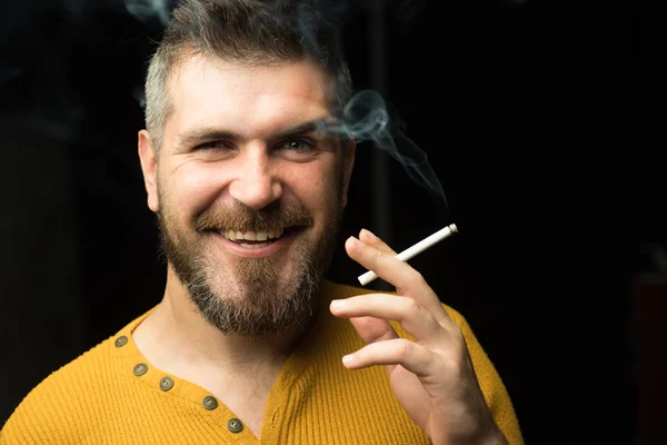 Mauvaise habitude. brutal hipster barbu. drogues. santé. C'est cool. Un homme barbu. homme avec cigarette dans la bouche. Vape. mauvaise habitude. dépendance nocive . — Photo