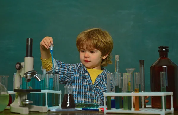 Prontos para a escola. Crianças na aula da escola. Estudante. Criancinhas cientistas ganhando química no laboratório da escola. Escola em casa. Aula de química — Fotografia de Stock