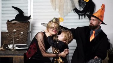 Kostümlü bir aile. Cadılar Bayramı'nda mutlu bir aile. Mutlu bir aile. Cadılar Bayramı'na hazırlanıyorum. Mutlu anne, baba ve cadılar bayramı kutlamaları kostümleri çocuk. Hediye ver yoksa karışmam. Cadılar Bayramı konsepti.