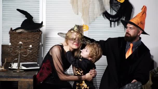 Famiglia in costume. Famiglia felice ad Halloween. Una famiglia felice. Mi sto preparando per Halloween. Madre felice, padre e bambino ragazzo in costume sulla celebrazione di Halloween. Dolcetto o scherzetto. Concetto Halloween . — Video Stock