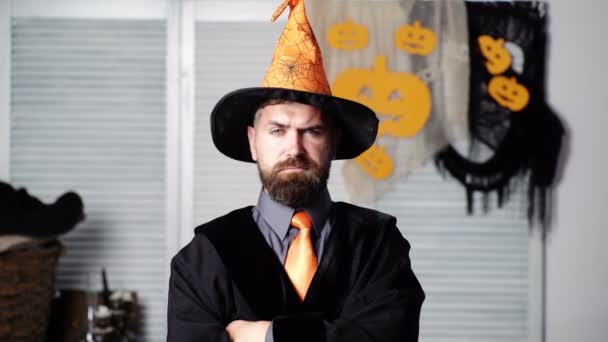 Man in witches hat moves his eyebrows. Funny face. Crazy people. Astonished face. Happy Halloween Stickers. Halloween holiday concept. Magic hat. Witch hat. Trick or treat. Halloween party. Halloween. — Stock Video