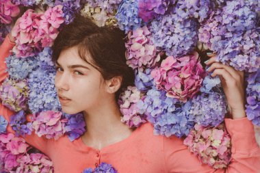 yaz makyajlı kız. Makyaj kozmetik ve cilt bakımı. Ortanca çiçekleri olan bahar kadını. Yaz güzelliği. Kadının moda portresi. Sağlıklı saç ve cilt. Sonsuza kadar genç