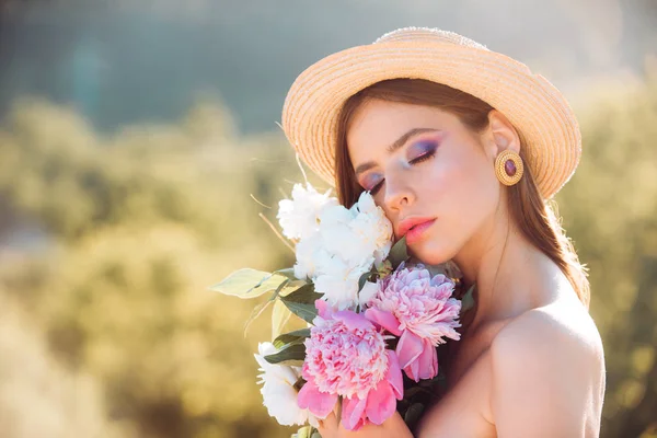 Vår kvinna. Vårtid och semester. Naturlig skönhet och Spa-terapi. ansikte och hudvård. Resa på sommaren. Kvinna med mode makeup. Sommar tjej med långt hår. Womans dag och mors dag — Stockfoto