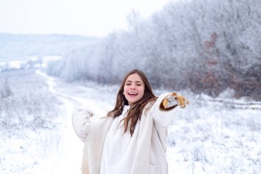 Kartopu oyunu. Karla oynamak ve kış parkında eğlenmek. Kış yolculuğunda gülümseyen kız. Kış tatilinde kartopu oyunu. Havanın ve karın tadını çıkarıyorum..