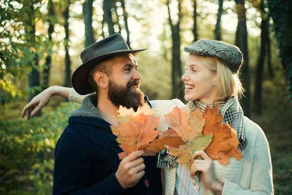 Romántico y amor. Otoño y caída de hojas Sueños. Pareja de otoño en el fondo de la naturaleza otoño. Momentos íntimos para amantes felices. Retrato de otoño de moda de pareja —  Fotos de Stock