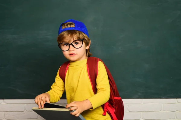 Primo giorno di scuola. Un ragazzino studente vittima di bullismo a scuola. Bullismo scolastico. Concetto scolastico . — Foto Stock