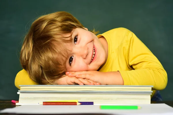 Dzieci w szkole. Mały uczeń chłopiec zadowolony z doskonałego znaku. 1 września. Szkoła podstawowa i edukacja. — Zdjęcie stockowe