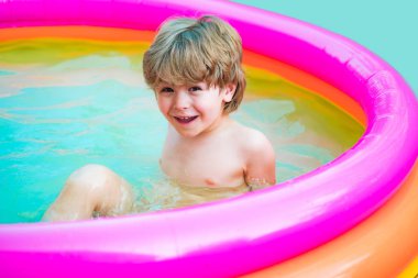 Çocuklar tropik tatil beldesinde oynarlar. Çocuk çocuk ve en iyi yüzme havuzu. Yüzme havuzunda dinlenen sevimli çocuk. Çocuk Yüzme Havuzu Konsepti. Yaz tatili. Spa yüzme havuzunda dinlenin.
