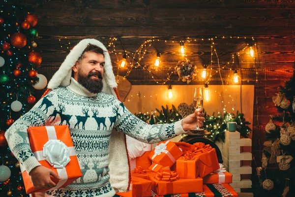 Christmas Man w Santa Hat. Brodaty nowoczesny Święty Mikołaj w sweter z dzianiny. Nowy rok Bożego Narodzenia koncepcji. Impreza Sylwestrowa. — Zdjęcie stockowe