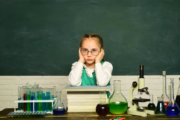 Vissza az iskolába, és otthon tanulni. A kémia demonstráció. Természettudományos és oktatási koncepció. — Stock Fotó