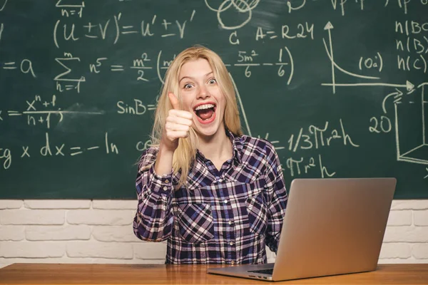 College tutor. Portret van een gelukkige vrouwelijke student met behulp van laptop computer in de Universiteit. Student werken aan laptop in de Universiteit. — Stockfoto