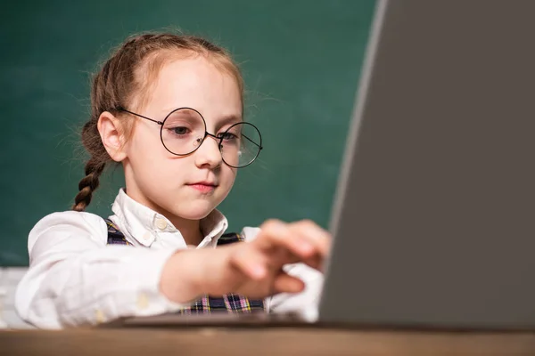 Leerling meisje werkt op een laptop. Schattige kleine Preschool Kid jongen studeren in een klaslokaal. Onderwijsproces. Basisschool en onderwijs. — Stockfoto