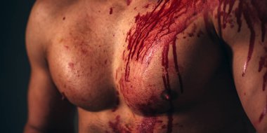Acı ve yaralanma. Vücut kirli kan. Mutant konsepti. Psikopat deli adam. Katil vahşi saldırgan adam. Saldırgan biri. Yaralı asker. Kanlı akarsuları olan göğüs kas gövdesi. Ağrı ve kazanç