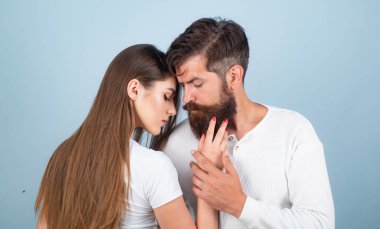 Yaramaz ve tutkulu. Samimi ilişki ve cinsel ilişki. Yakışıklı genç adam güzel kız arkadaşını baştan çıkarıyor. Zevkin tadını çıkarıyorum. Şehvetli bir öpücük.