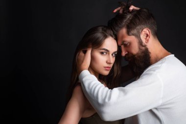 Tutkulu adam nazikçe arzu ile güzel kadın öpüşme. Genç çift tutkulu yoğun seks yapıyor. Samimi ilişki ve cinsel ilişki. Genç aşıklar çift.