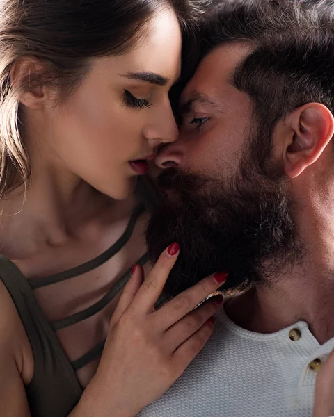 Kus elkaar plagen genieten van tederheid en intimiteit. Intimiteit sensueel concept. Liefdevolle man strelen knuffelen zoenen vrouw. Liefdesverhaal of portret paar verliefd. — Stockfoto