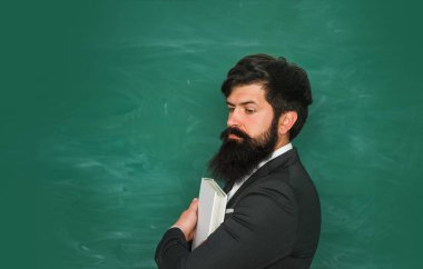 Üniversitede sınava hazırlanıyorum. Okul konsepti. Üniversitede sınav. Sınava veya sınava hazırlanan öğrenci. Okula ve mutlu zamanlara geri dönelim. Lise kavramı kopyalama alanı. Teşekkür Ederim Öğretmen.