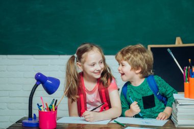 Okula geri dön - eğitim konsepti. Eğitim ve okuma kavramı. Çocuk arka plan daki bir tahtayla cevap vermeye hazır.