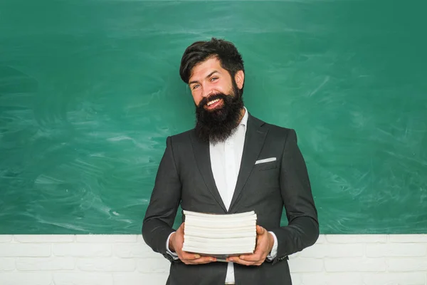 El día del maestro - el conocimiento y el concepto de escuela educativa. Estudiante masculino serio estudiando en la escuela. Concepto escolar . — Foto de Stock