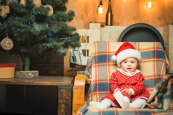 Erster Weihnachtszauber. Frohe Weihnachten und ein gutes neues Jahr. Kleinkind entspannen zu Hause Heiligabend. Glauben Sie an ein Weihnachtswunder. Winterurlaub. Wunsch erfüllt Weihnachtsmann. glückliche Kindheit. Life-Event — Stockfoto