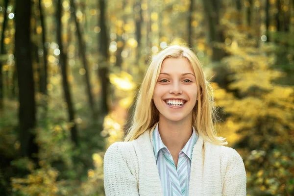 秋の幸せな人々。サプライズ・ウーマン秋の葉の背景にプルオーバーを着てロマンチックな女性。秋の女だ女性の秋のファッションコンセプト. — ストック写真