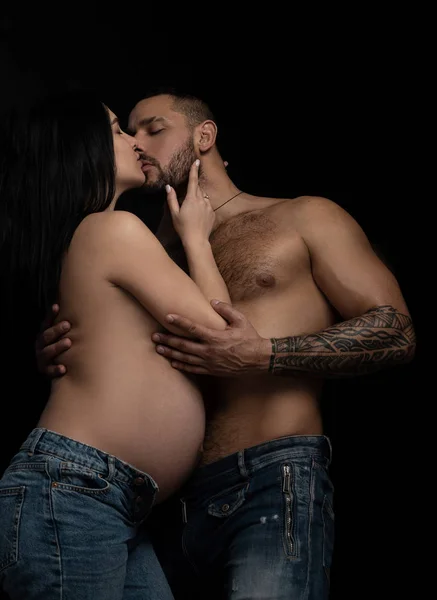 Um beijo terno. Um casal sensual apaixonado. Casal de família a expor um bebé. Casado casal de grávidas jovem esposa e marido. Beijar o par de futuros pais — Fotografia de Stock