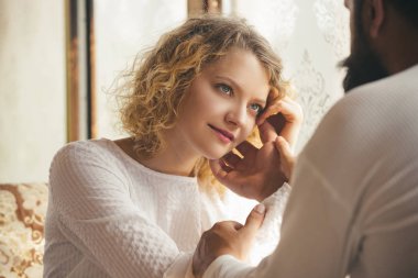 Şehvetli bir dokunuş. Samimiyet şehvetli kavramı. Romantik ve aşk. Şefkat ve samimiyet. Zevk keyfi.