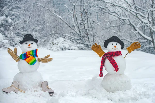 Snowman przyjaciel stoi zimą kapelusz i szalik z czerwonym nosem. Szczęśliwy czas zimowy. Snowman. Happy Funny bałwana w śniegu. Zima miłość historia. — Zdjęcie stockowe