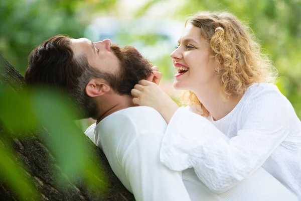 Mulher excitada apaixonada com amante sentindo prazer em fazer sexo. Um jovem bonito a seduzir a sua adorável namorada. Um toque sensual. Casal apaixonado . — Fotografia de Stock