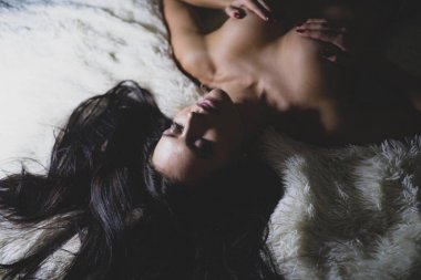 Dişi göğüsler pürüzsüz cilt. Seksi kız cinsel uyarılma meme uçları. Erotik masaj. Mükemmel göğüsler. Seni bekliyorduk. Orgazm ve ön sevişme. Çekici, çekici bir kadın. Seksi kadın kabarık yatakta dinleniyor.