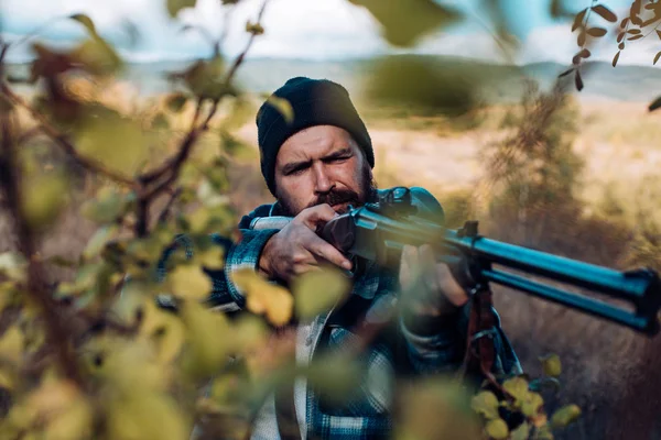 Fat av en pistol. Hunter siktar gevär i skogen. Jägare med hagelgevär på jakt. — Stockfoto