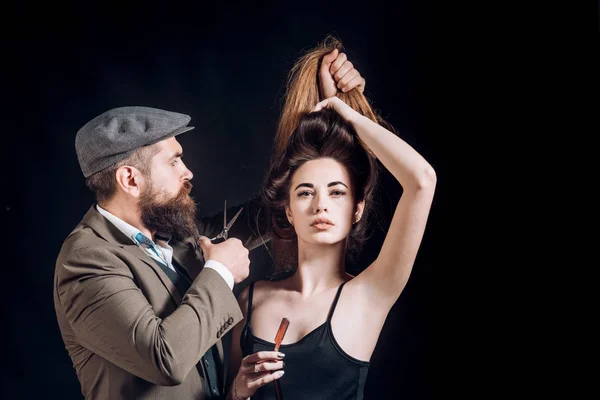 Estudios de pelo. Belleza mujer consiguiendo corte de pelo por peluquería en peluquería hairstudios . — Foto de Stock