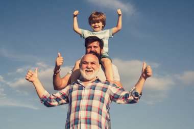Erkek nesli. Baba ve oğul dedesi ile - mutlu sevgi dolu aile. Sevimli çocuk babası ve dedesi sarılma. Mutlu adam aile birlikte eğlenin.