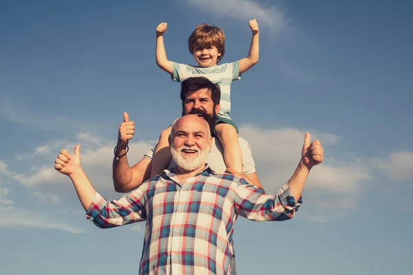 Männergeneration. Vater und Sohn mit Großvater - glücklich liebende Familie. Nettes Kind, das seinen Vater und Großvater umarmt. glücklicher Mann Familie haben Spaß zusammen. — Stockfoto
