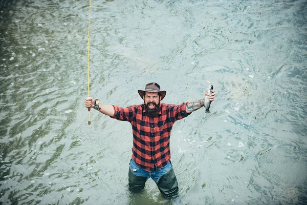 Concetti di pesca di successo. Vola asta e bobina con una trota fario da un ruscello. Ancora pesca alla trota d'acqua. Pesca - relax e divertimento hobby . — Foto Stock