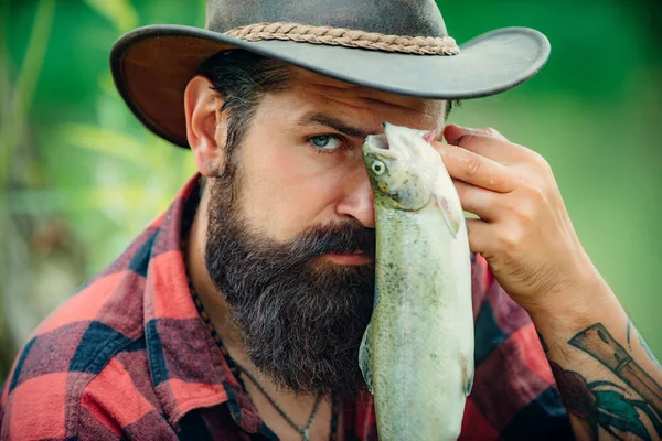 Pesce e concetto di pesca. Vola pescatore uomo sul fiume. Ritratto di uomo allegro che pesca. Ritratto di pescatore da vicino . — Foto Stock