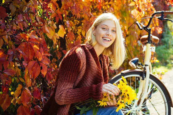 Осенняя женщина в осеннем парке с красным свитером. Женщина с открытыми листьями на осеннем природном фоне. Нежная модель, смотрящая в камеру . — стоковое фото