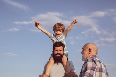 Babalar günün kutlu olsun. Baba oğul ve büyükbaba birlikte dinlenirken. Aile nesli: gelecek rüya ve insan kavramı.